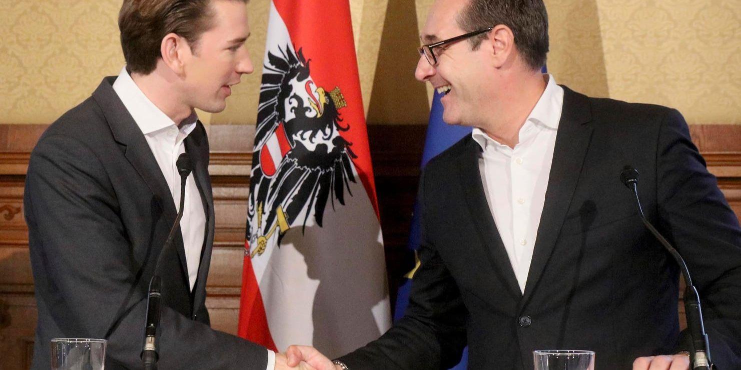Sebastian Kurz, ÖVP, och Heinz-Christian Strache, ledare för FPÖ, skakar hand när regeringsförhandlingarna inleddes i oktober. Arkivbild.