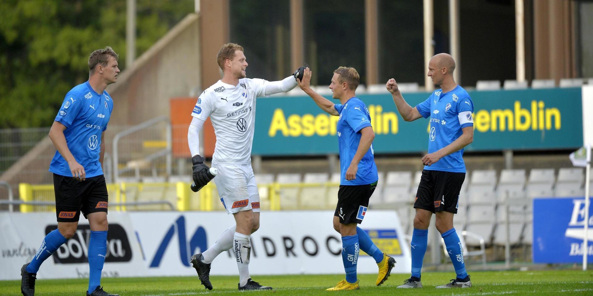 Alexander Berntsson, Malkolm Nilsson Säfqvist, Joel Allansson och Andreas Johansson gratulerar varandra efter 2–1-segern mot AFC.