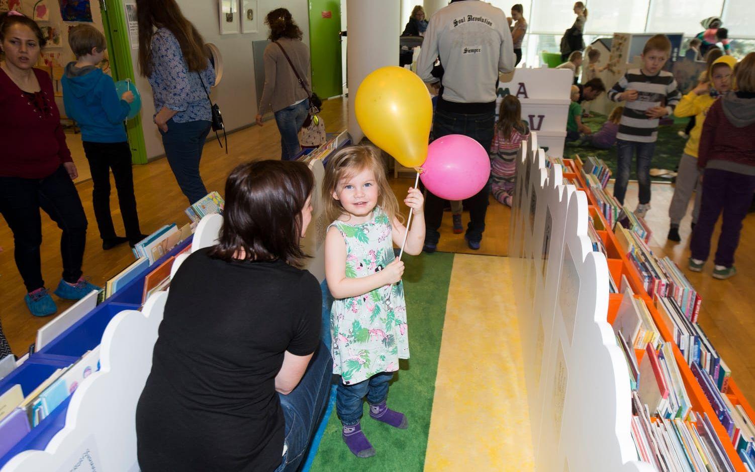 Elise Clason fick ballonger på invigningen av barnavdelningen. Bild: Roger Larsson
