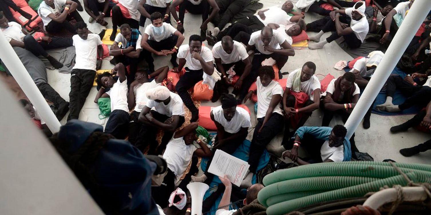 Nyligen riktade Frankrike kritik mot Italien för att de vägrade att ta emot de 629 migranter och flyktingar som fanns ombord på räddningsfartyget Aquarius. Nu visar en rapport från hjälporganisationen Oxfam att fransk polis systematiskt och i strid med lagen skickar tillbaka barn på flykt till Italien.