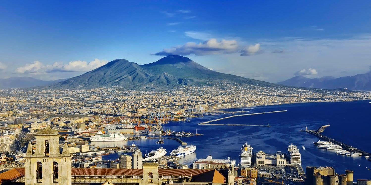 Vy över Neapel med vulkanen Vesuvius i bakgrunden. Arkivbild.