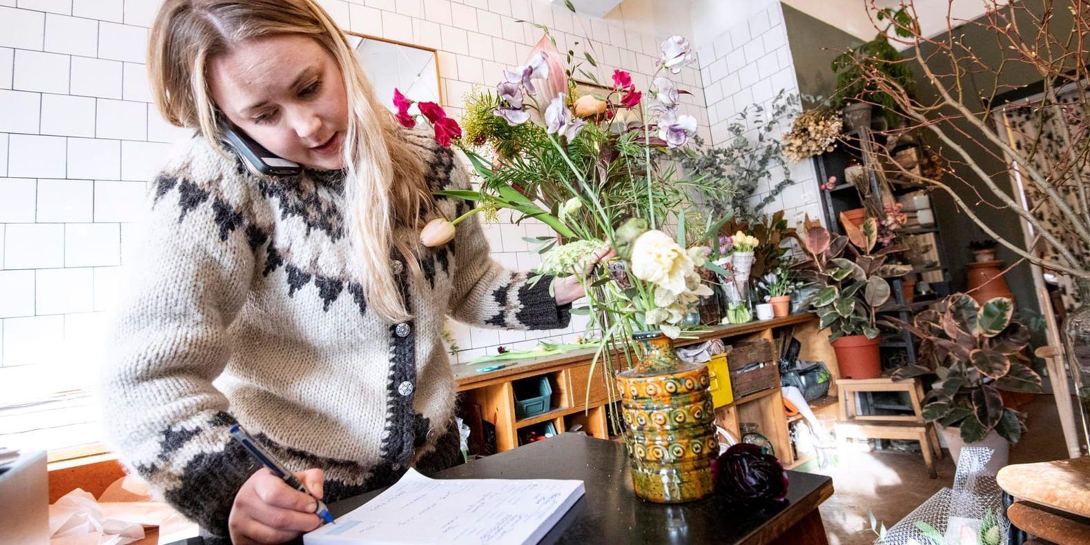 Isabelle Magnusson tar emot en beställning inför alla hjärtans dag inne på blomsterbutiken Florera vid S:t Knuts torg i Malmö.