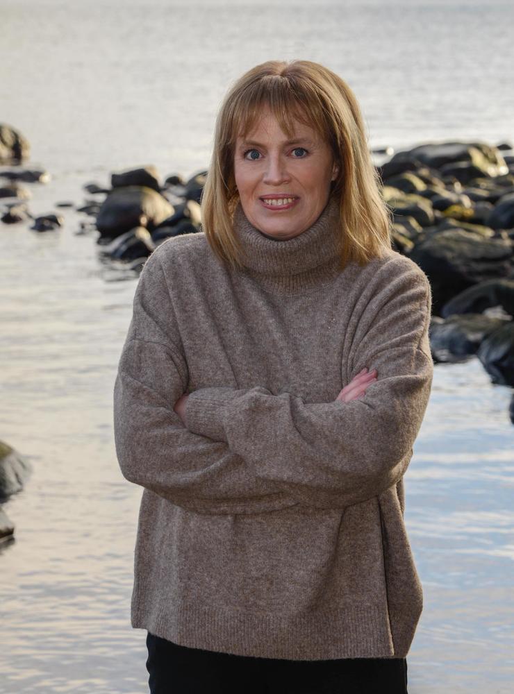 Författaren Mariette Lindstein är aktuell med den femte boken om sekten på Dimön.