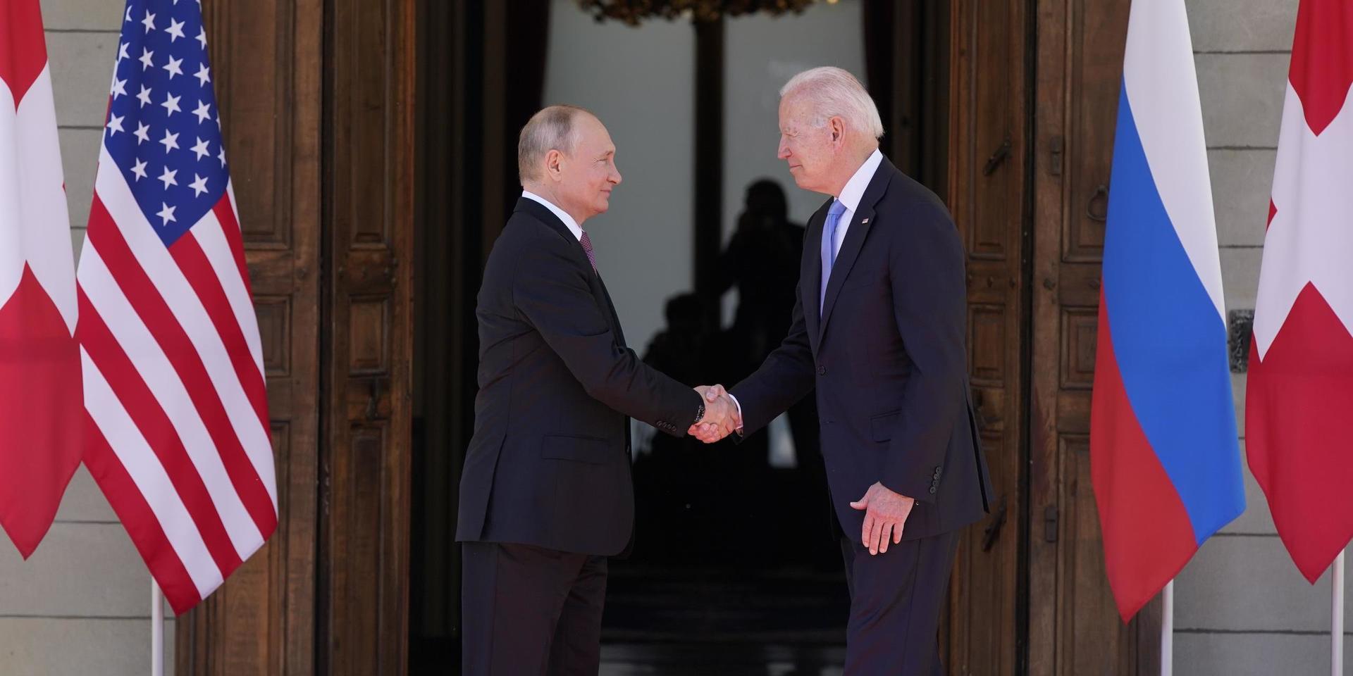 Handslag mellan Rysslands president Vladimir Putin och USA:s president Joe Biden i Genève.