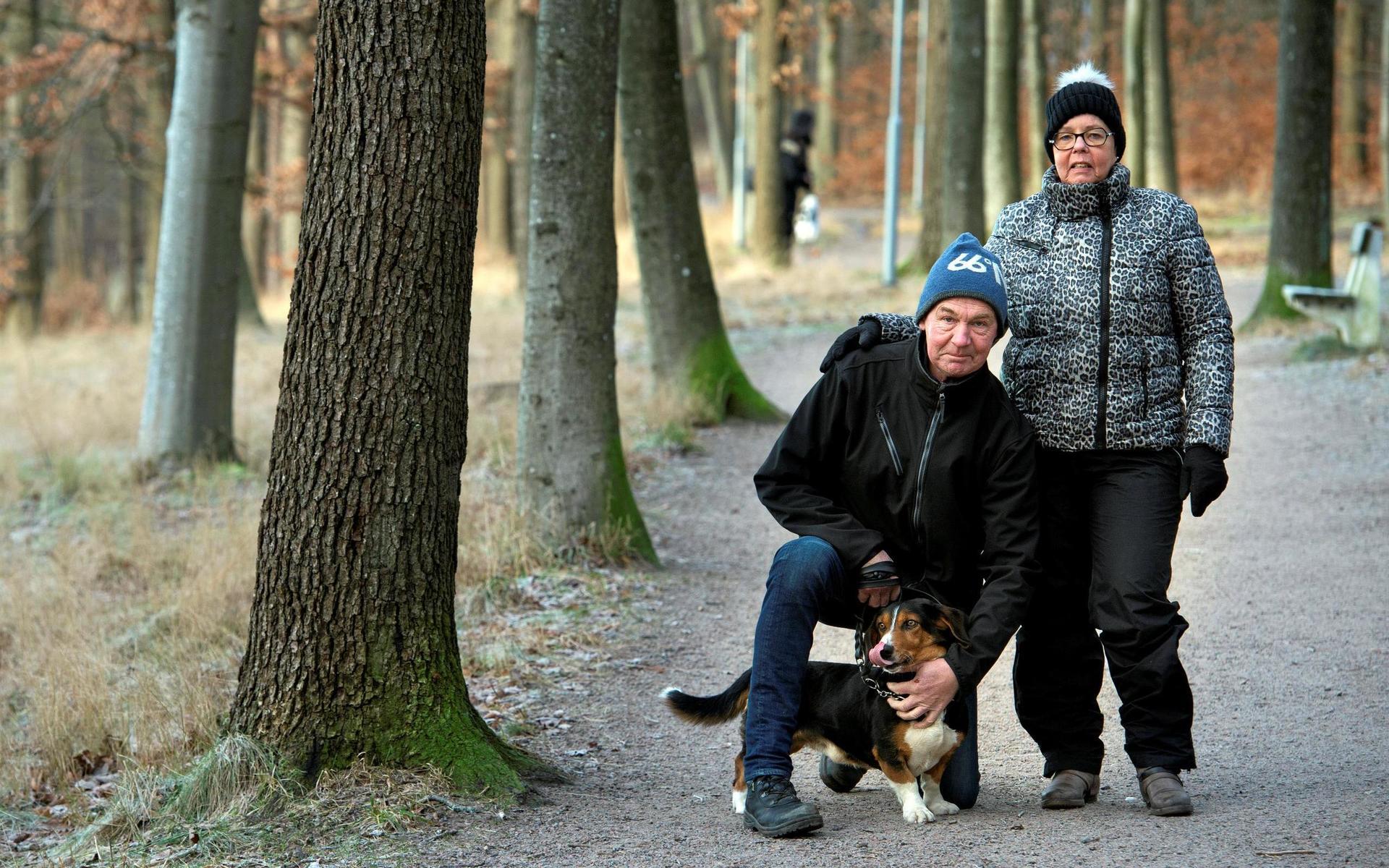 Anders och Rose-Marie Karlsson unnade sig en lugn promenad i det vackra vädret under julhelgen.