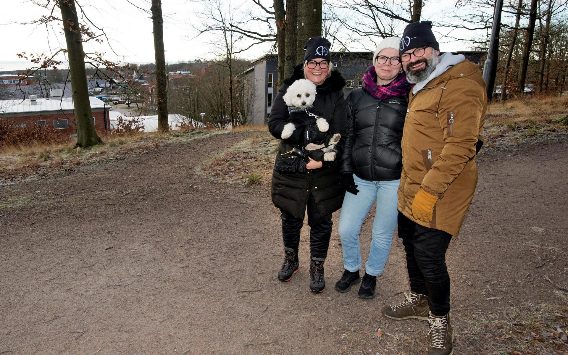 Carina Adolfsson, Ellen Såthén och Torbjörn Såthén planerade att ta med sig julmaten ut – men först var det dags för julpromenaden med hunden Molly.