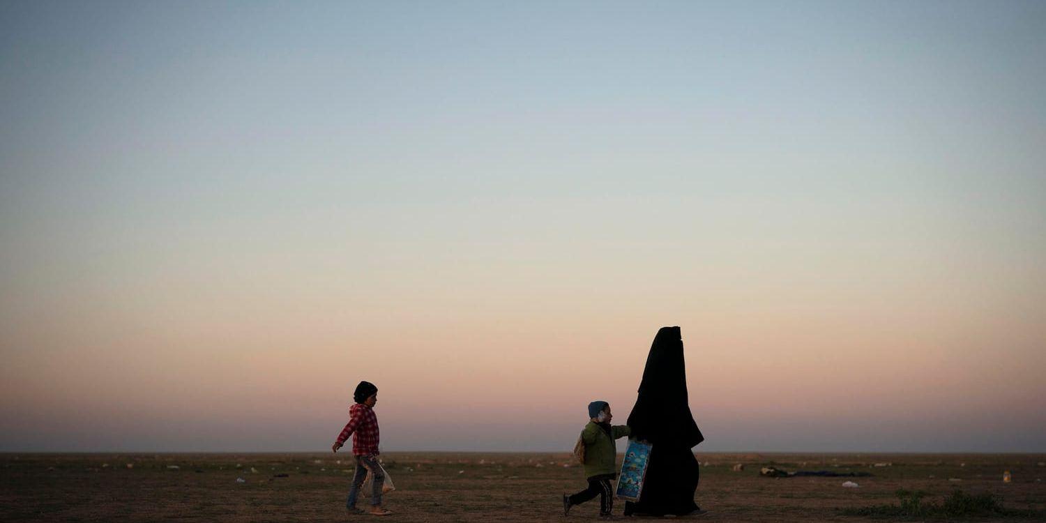 En kvinna och hennes barn, som nyligen evakuerats från ett område i Syrien som hållits av terrorrörelsen IS. Personerna på bilden har inget med innehållet i HRW:s rapport att göra.