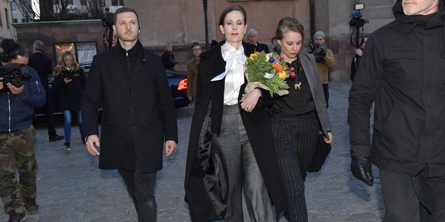 Sara Danius och Sara Stridsberg lämnar Svenska Akademiens sammanträde i Börshuset i Gamla stan den 12 april. Arkivbild.