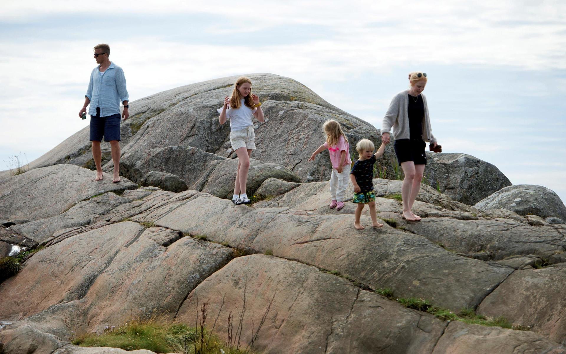 Familjerna Frithiof och Bülow trivs på klipporna ute på Stora skär.