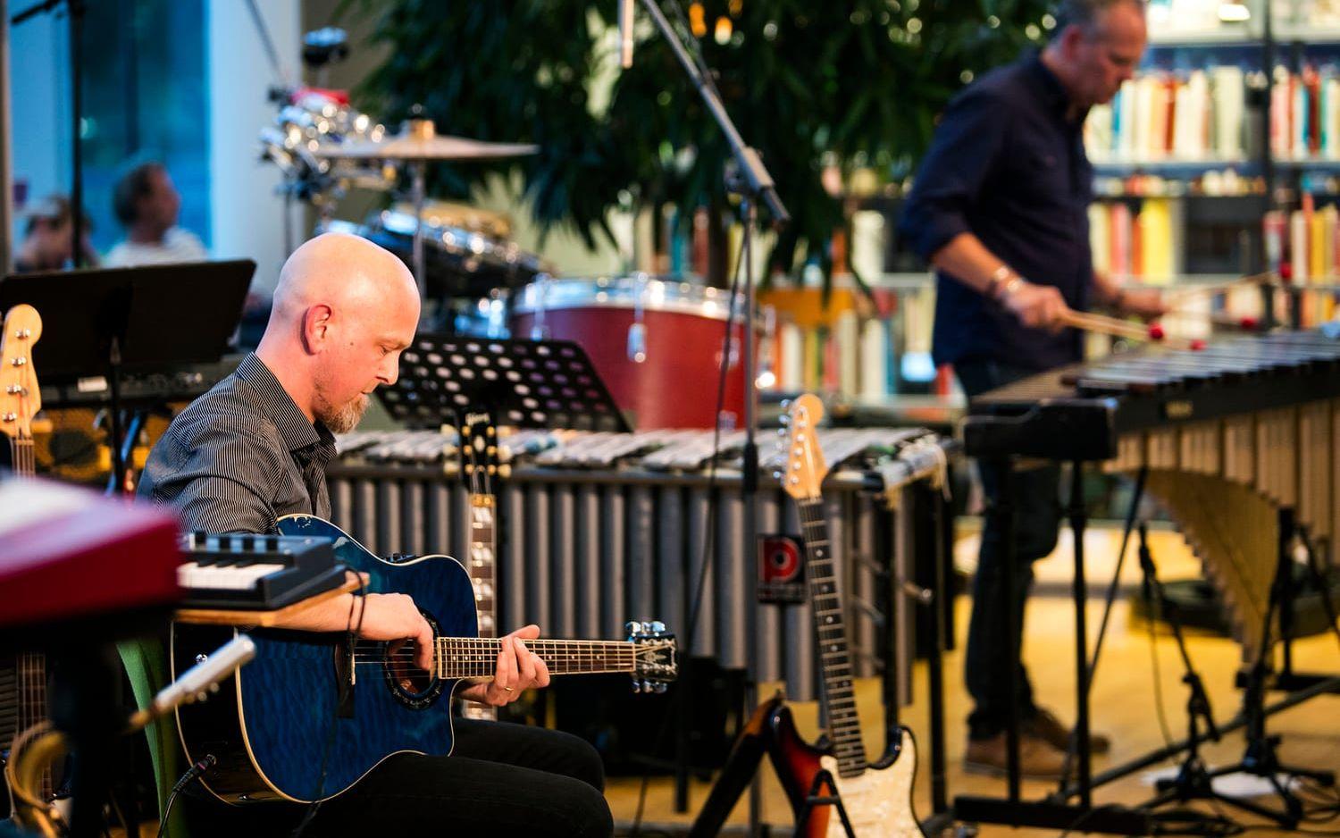 Jonas Christophs och Klas Assarsson spelade meditativ musik.