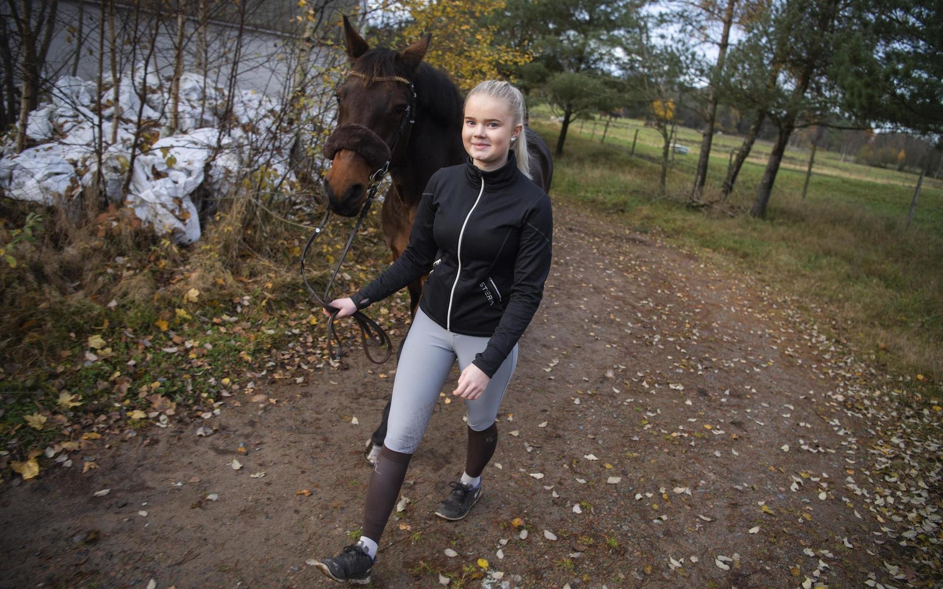 Hoppryttaren Emmie Bengtsson från Knäred har återförenats med hästen Poetic’s Cherry Pie efter trafikolyckan som gav henne tredje gradens brännskador och ledde till två månaders besöksförbud i stallet.
