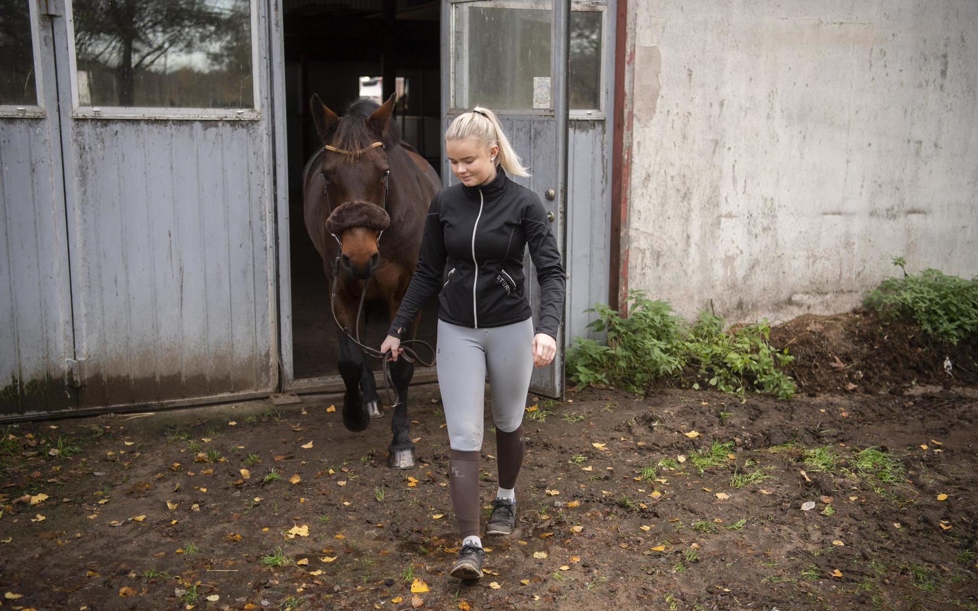 Hoppryttaren Emmie Bengtsson från Knäred har återförenats med hästen Poetic’s Cherry Pie efter trafikolyckan som gav henne tredje gradens brännskador och ledde till två månaders besöksförbud i stallet.