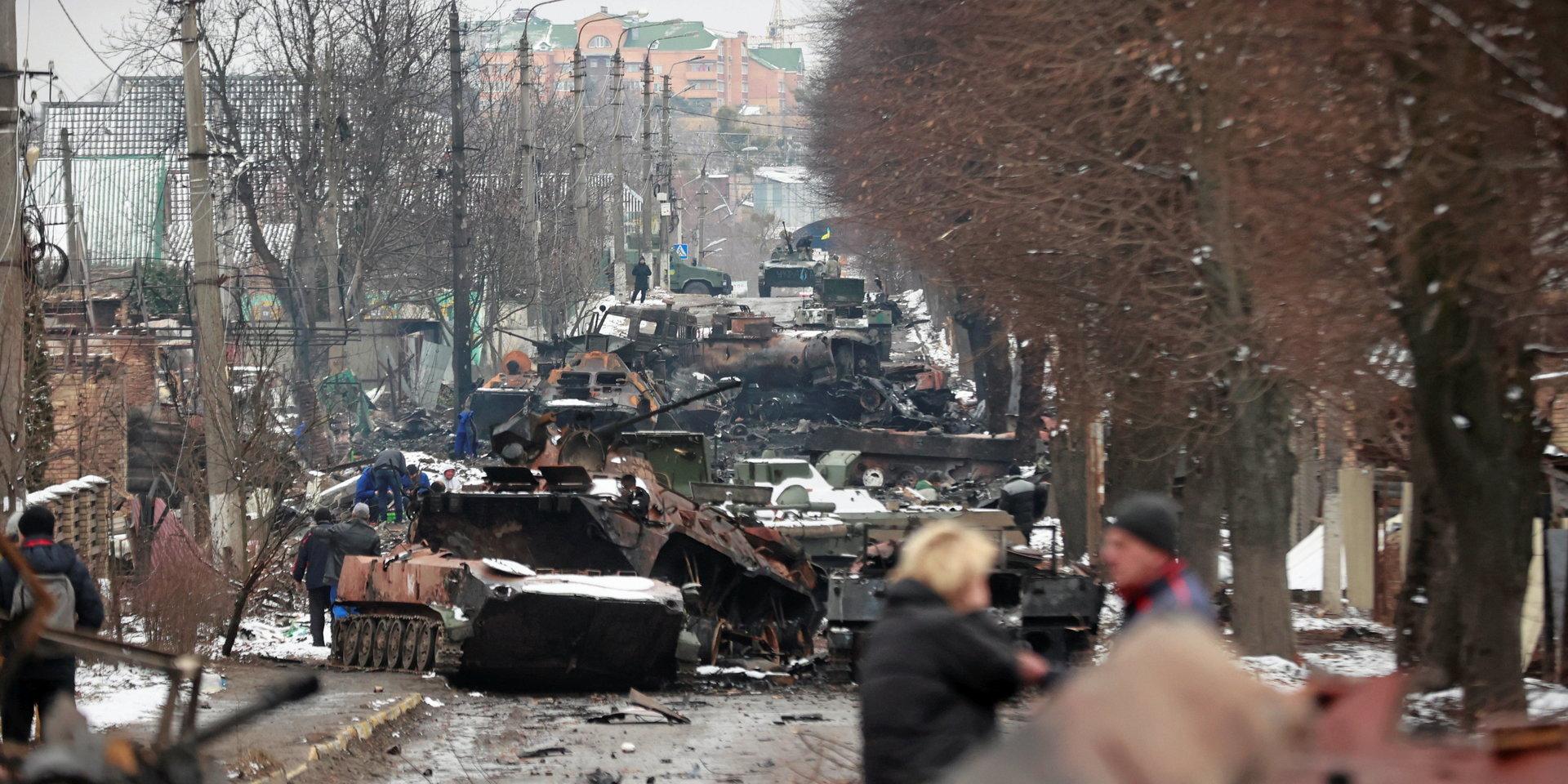 Det är svårt att veta vilka förlustsiffror som stämmer, men på nätet har det publicerats bildbevis på flera hundra utslagna ryska pansarfordon. Här syns utbrända pansarbandvagnar i Kiev.
