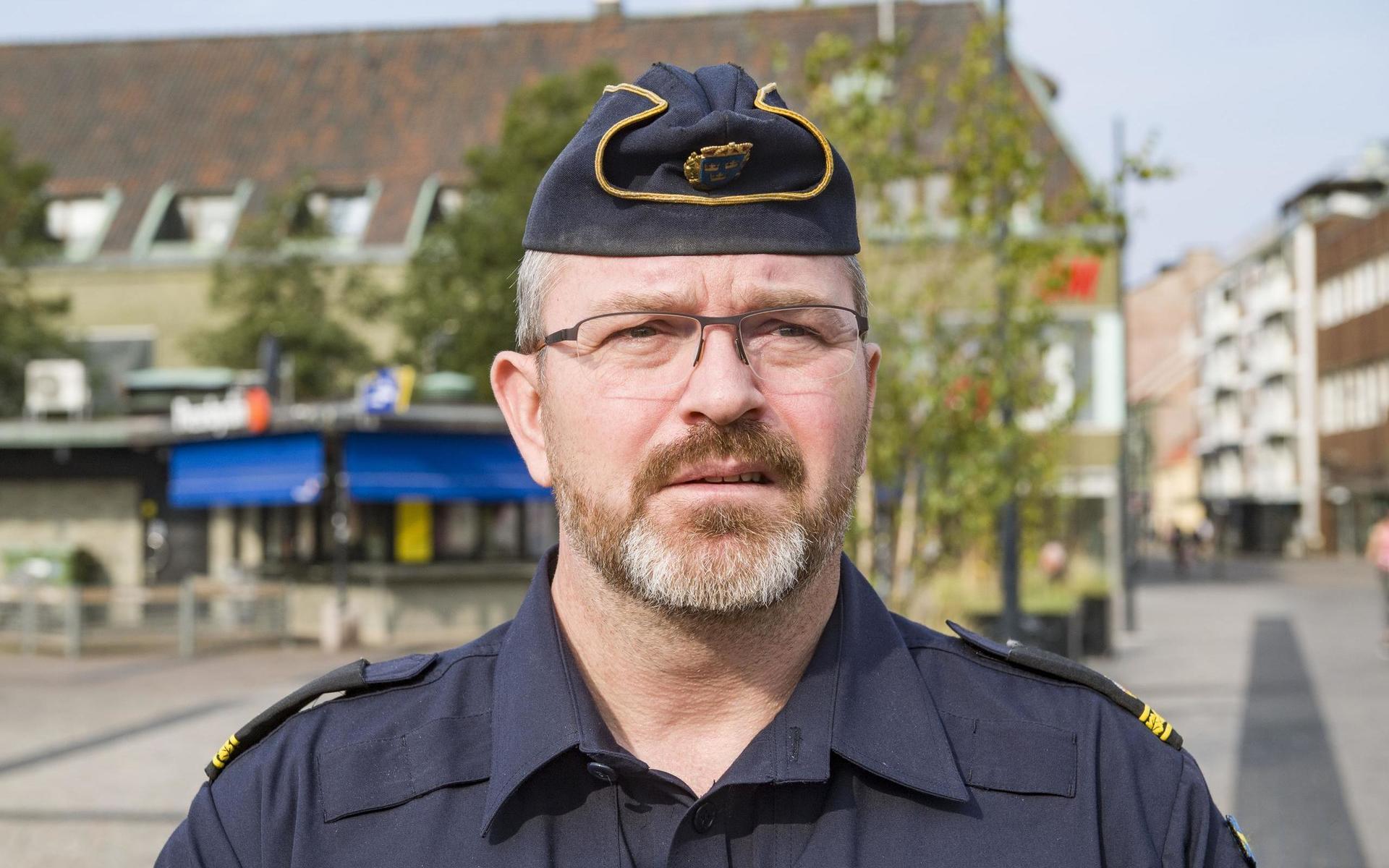 ”Vi gör allt vi kan för att komma åt det farliga och störande trafikbeteendet på Brogatan, men vi kan inte stå där hela tiden”, säger kommunpolis Kenneth Mattsson.