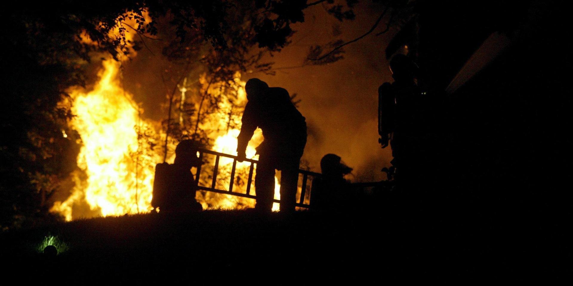 I juli 2003 drabbades två barnfamiljer i Harplinge av anlagda bränder i villorna de bodde i. Hela orten gick i oro över var det skulle brinna härnäst.