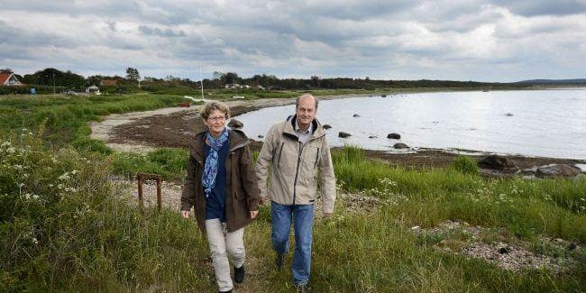 Hav i Haverdal. Ingrid Magnusson Rading och hennes man Leif promenerar på stranden i Tångviken, 150 meter från parets stuga i Haverdal. De har jobbat tillsammans med boken om orten som släpps i midsommarhelgen.