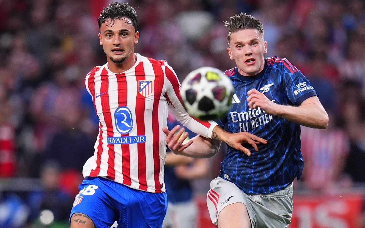 Atlético Madrids Marc Pubill (till vänster) och Arsenals Viktor Gyökeres under onsdagskvällens semifinal i Champions League.