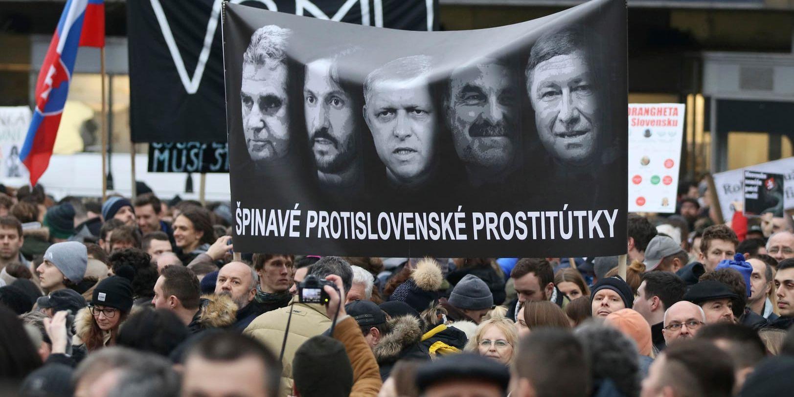 Banderoll där Slovakiens ledande politiker, däribland premiärminister Fico och avgående inrikesminister Kalinak, pekas ut som korrupta.