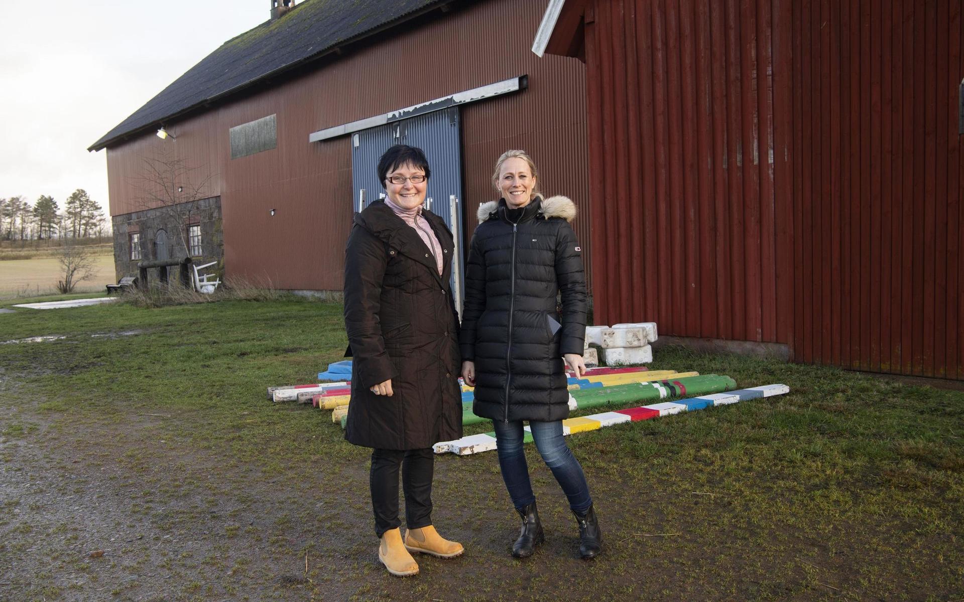 Prästgården blir snart Harplinge Ridklubbs nya hem efter att kommunen avsatt 11,2 miljoner kronor till att rusta upp ridanläggningen till glädje för klubbens verksamhetsansvariga Malin Stenström (till vänster) och ordförande Angelica Bellborg Abrahamsson.