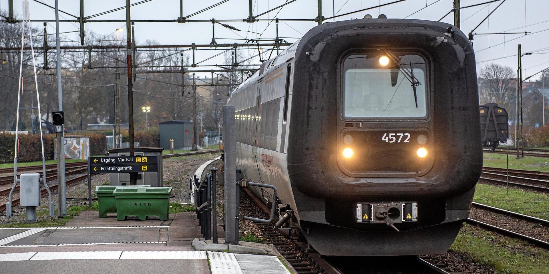 Till helgen kommer inga tåg att rulla in på stationen i Varberg. Ett planerat tågstopp gör att resenärerna tvingas ta ersättningsbussar mellan Hede - Falkenberg.
