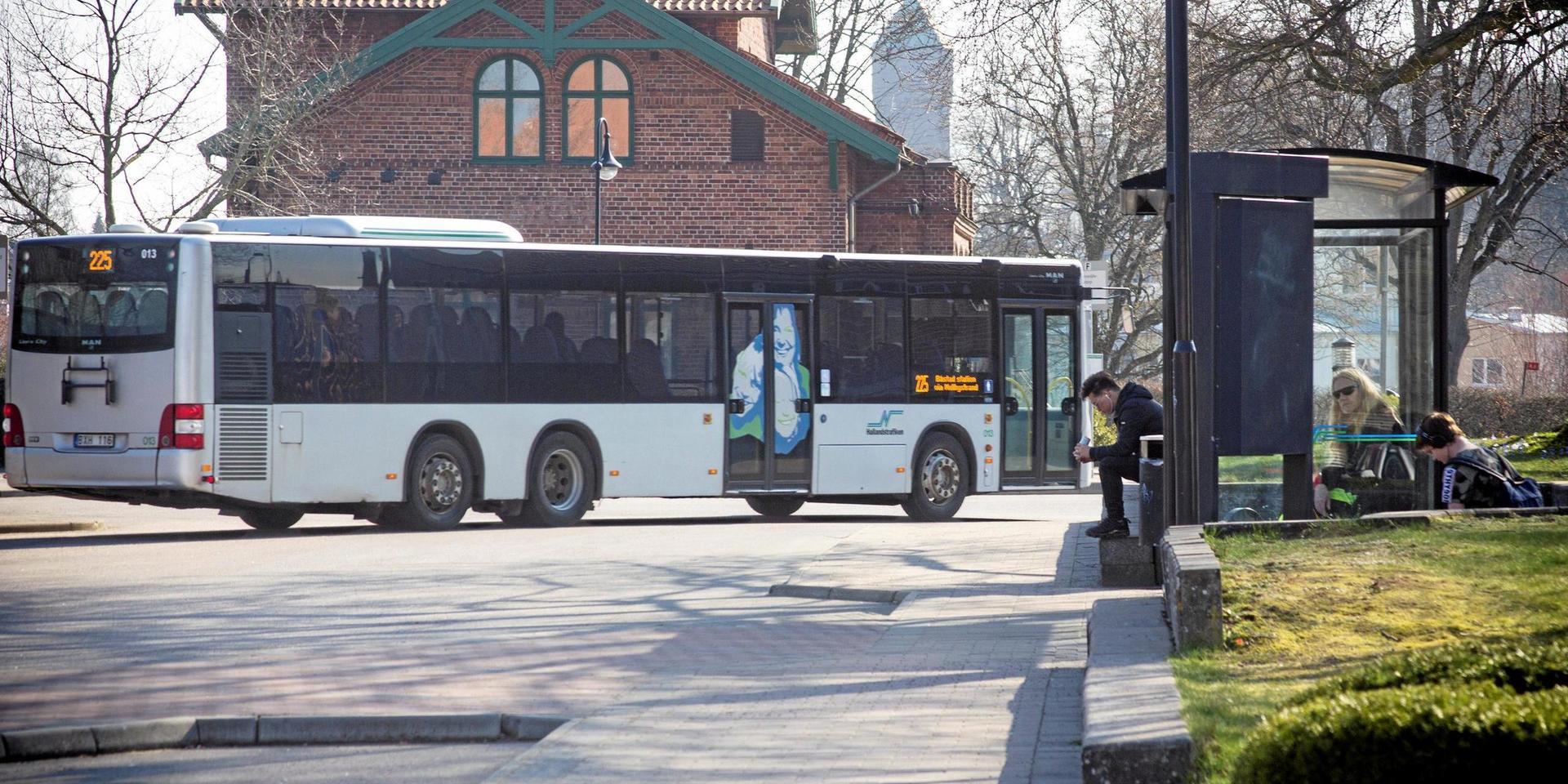 Bussarna kommer att gå mellan järnvägs- och busstationen i Laholm. 