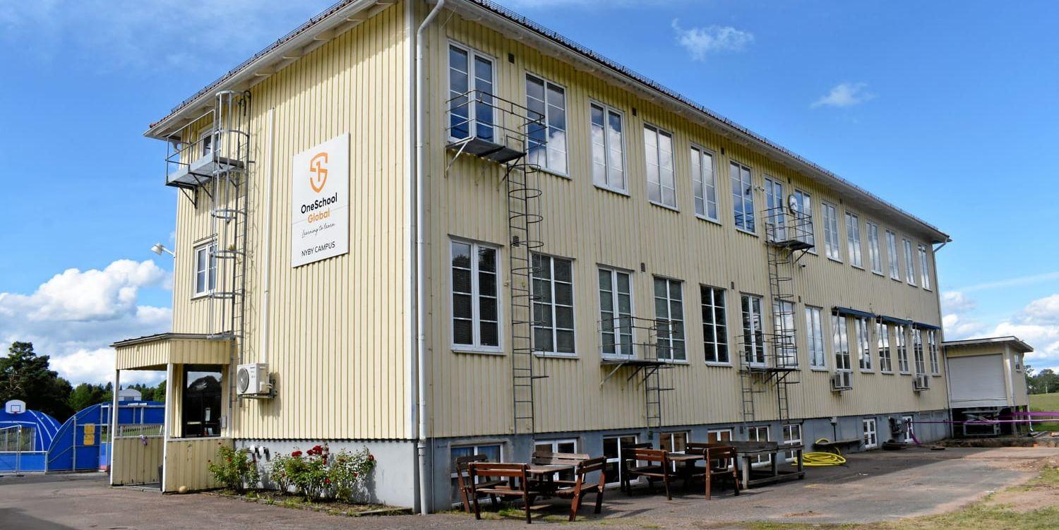 ”Enligt SVT:s källor underkastades läroplanen bibeln”, på Oneschool global i Hylte kommun.
