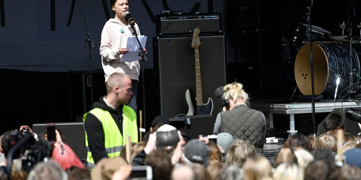 Den svenska klimataktivisten Greta Thunberg håller tal utanför Christiansborg i centrala Köpenhamn under lördagen.