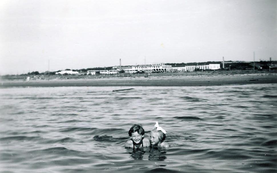 Försvunnen badvik. En sommardag någon gång i början av 1950-talet. Två flickor plaskar i vattnet. Badviken fylldes igen när Gyproc byggdes i slutet av 1950-talet. Känner du igen flickorna på bilden? Hör gärna av dig till redaktionen.
