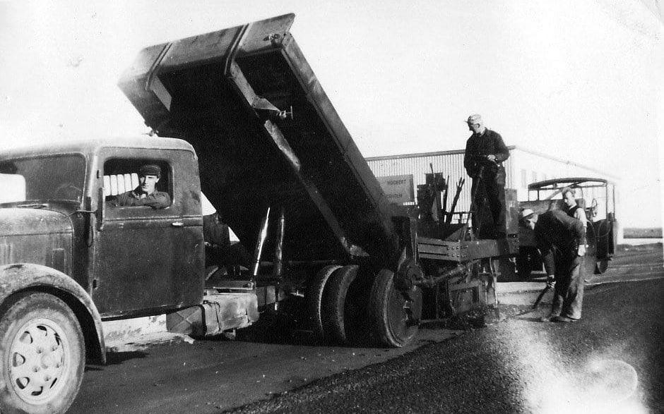 Getterövägen fick asfalt 1948. Föraren i lastbilen är John Otterdahl.