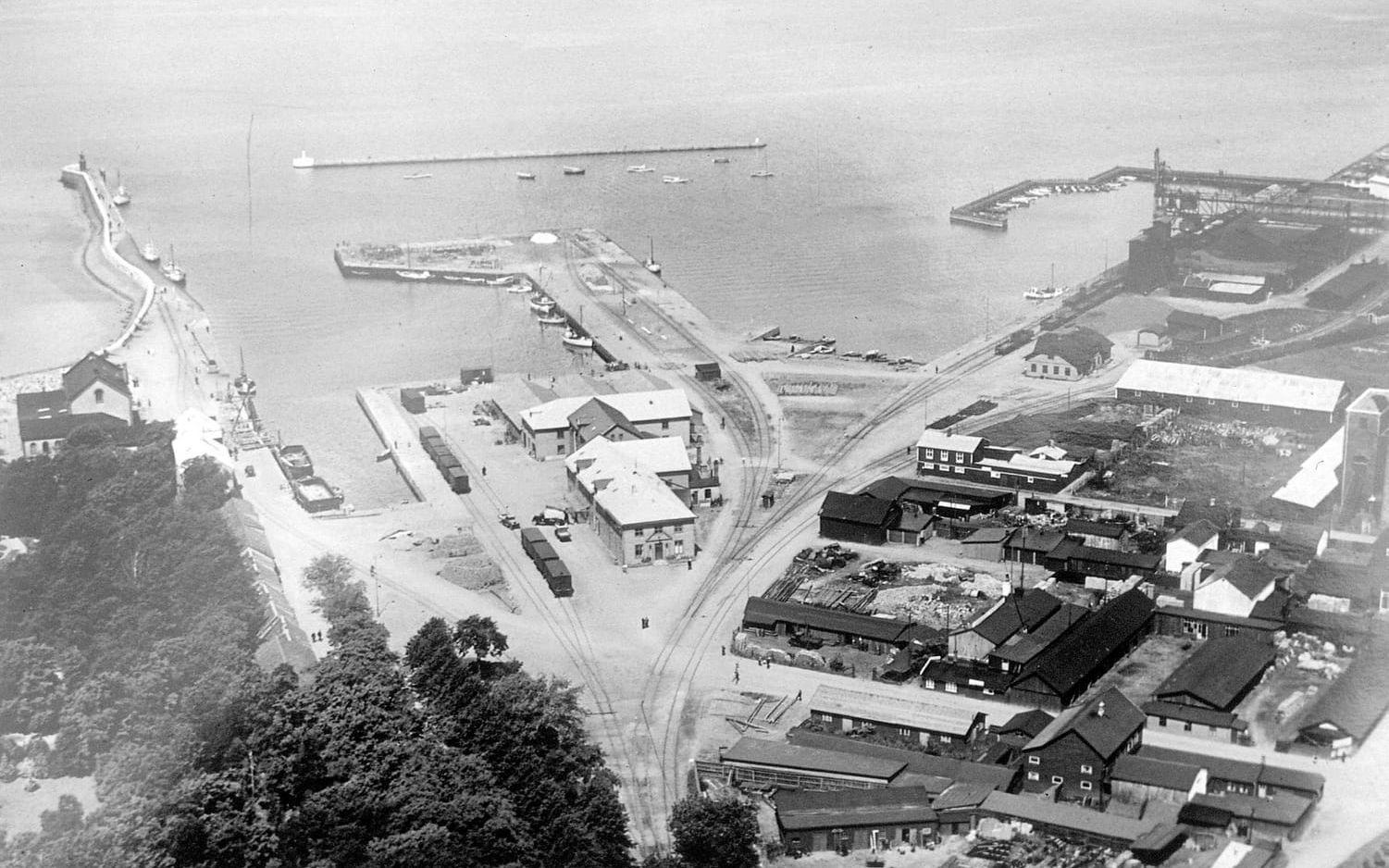 Troligen 1950-tal. Kommunen hade sitt stora lager där parkeringsplatsen mellan Societetsparken, Hotell Fregatten och Engelska parken ligger i dag. Det syns längst ner till höger i bild. Till vänster syns Tullhuset.