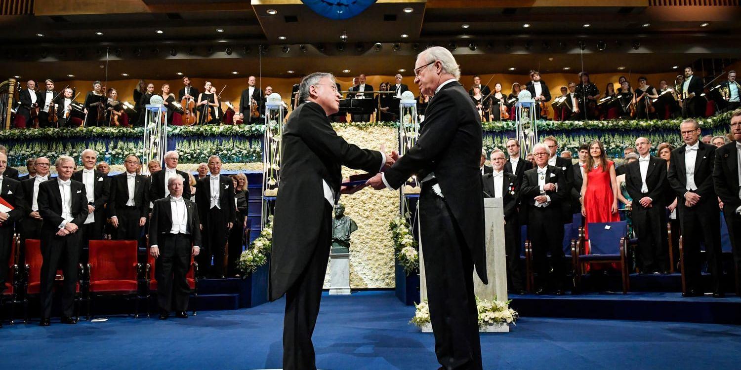 Kazuo Ishiguro tar emot Nobelpriset i litteratur av kung Carl XVI Gustaf 2017. Arkivbild.