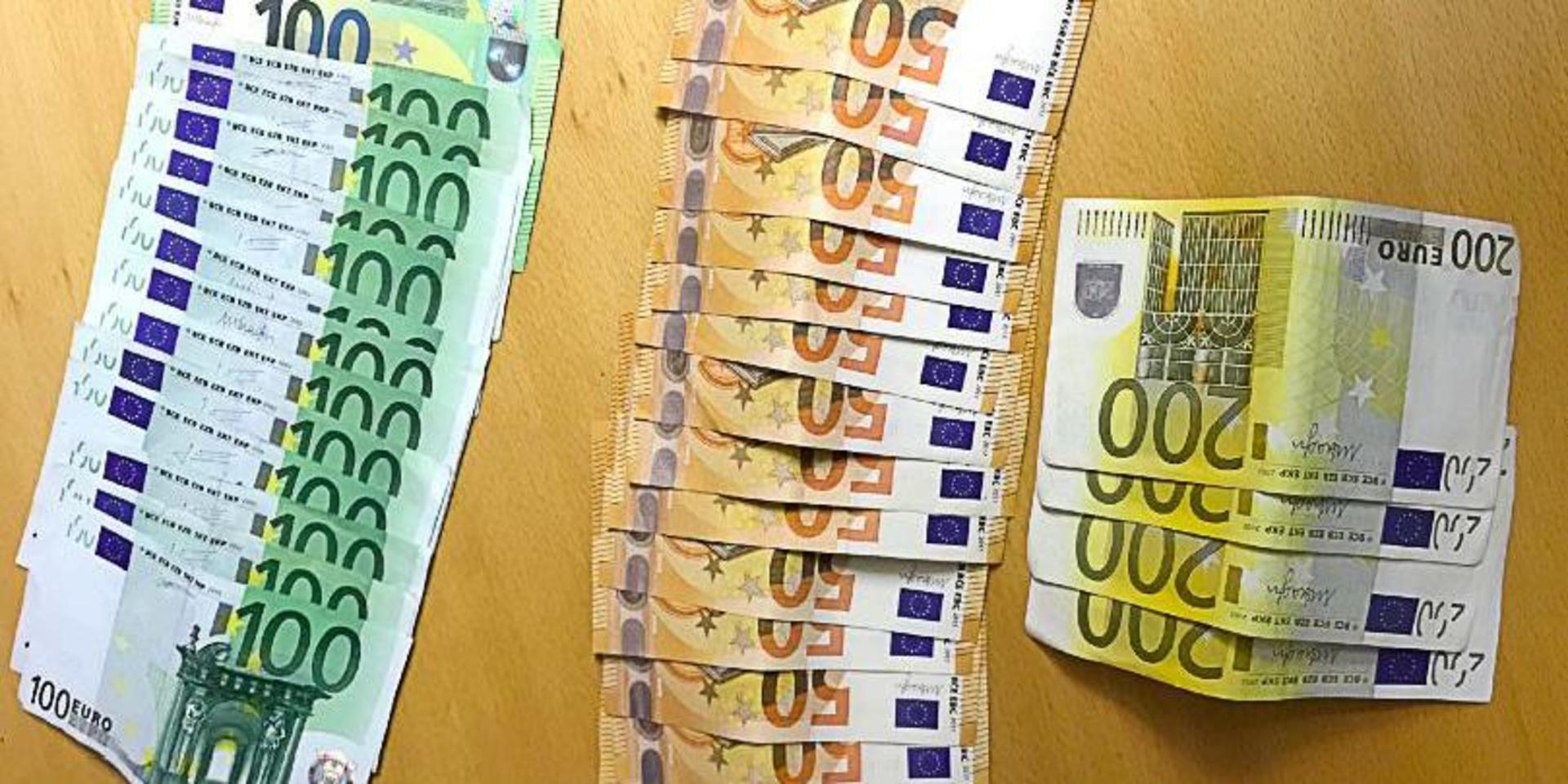 Mannens väska innehöll 37 höga eurosedlar till ett sammanlagt värde av 32 742 svenska kronor.