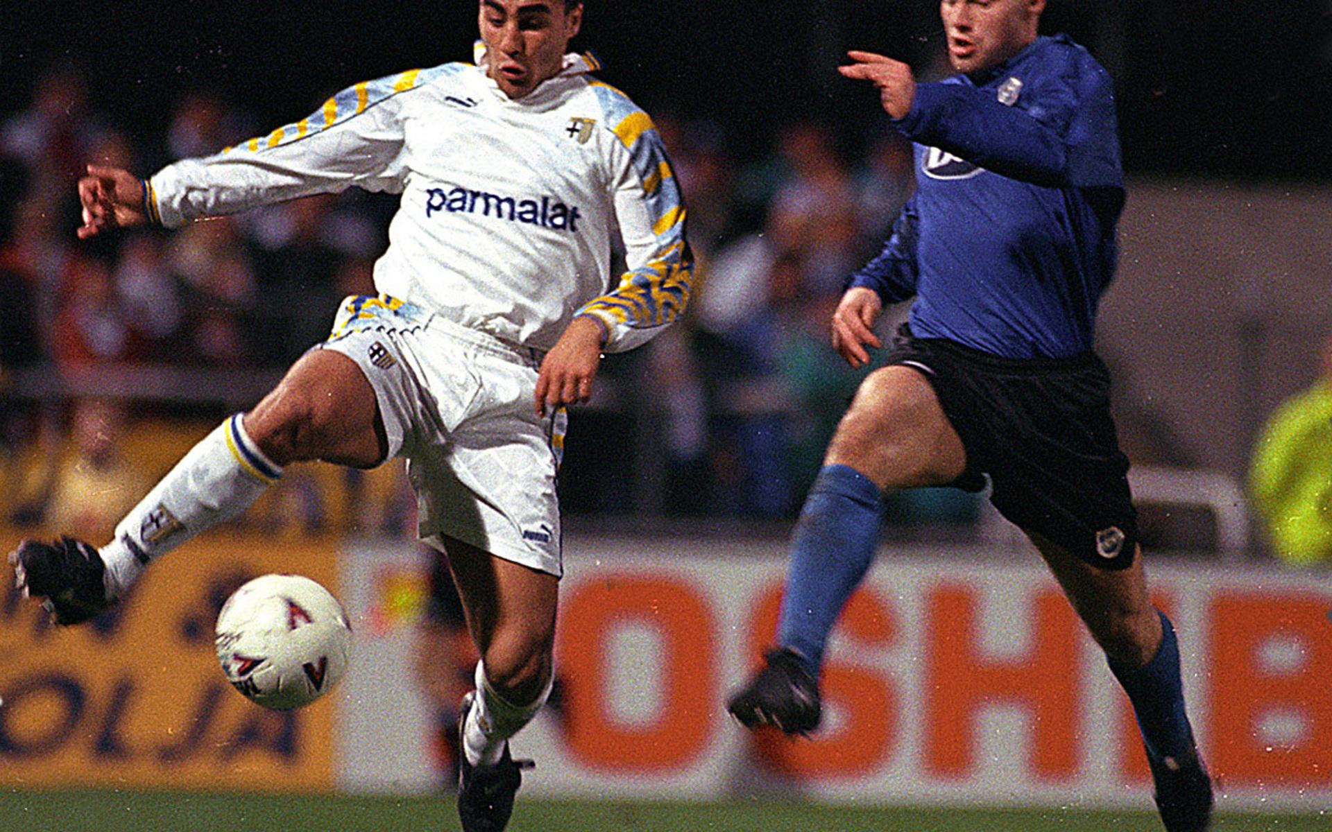 Niklas Gudmundsson hade en stor kväll 1995 när HBK sensationellt slog Parma i Cupvinnarcupen med 3–0. Här är han i en duell med Fabio Cannavaro.