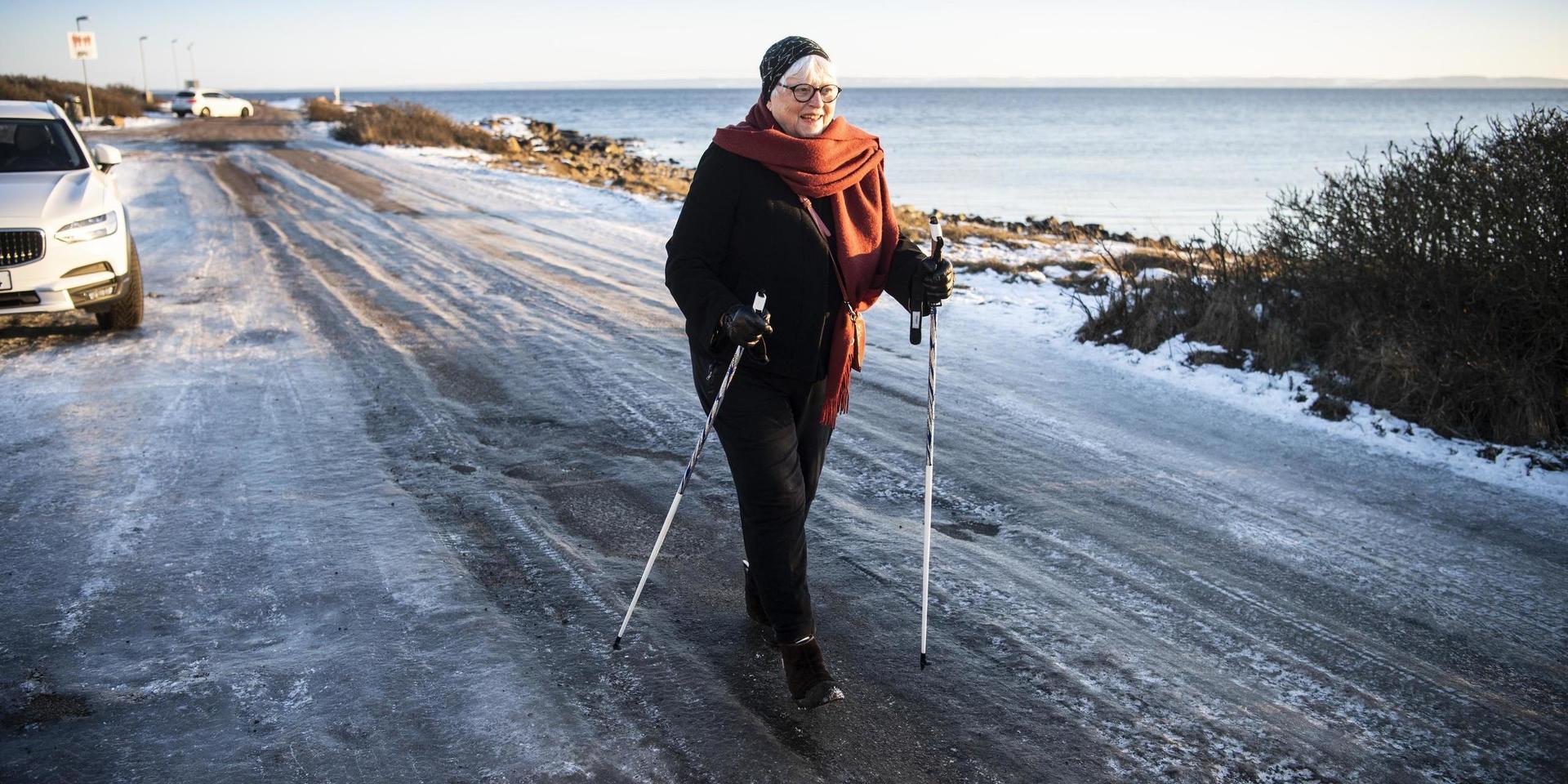 Snö som frusit till is ligger på många gator runt om i Halmstad. Astrid Carlson, som är ute på promenad i Grötvik, har god nytta av sina gåstavar på det isiga underlaget. Hon är inte helt nöjd med halkbekämpningen.