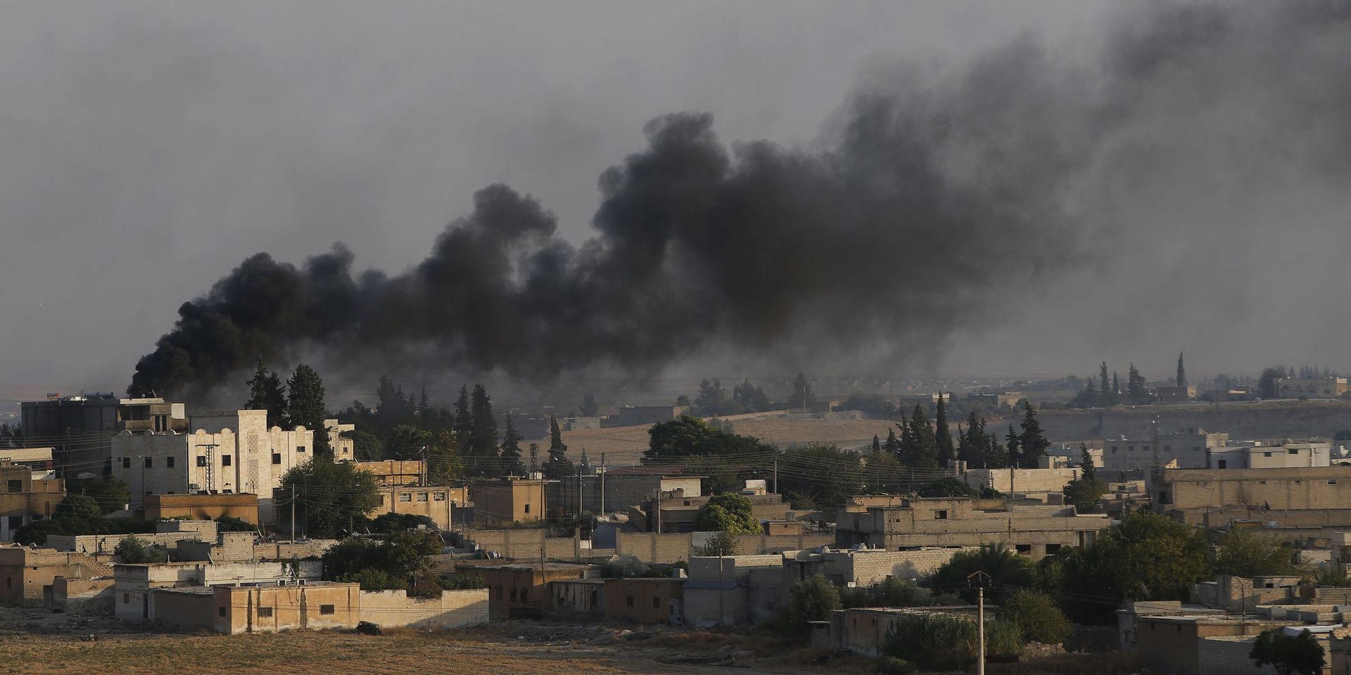 Rök stiger från Tal Abyad på den syriska sidan om gränsen efter turkiska attacker på söndagen.