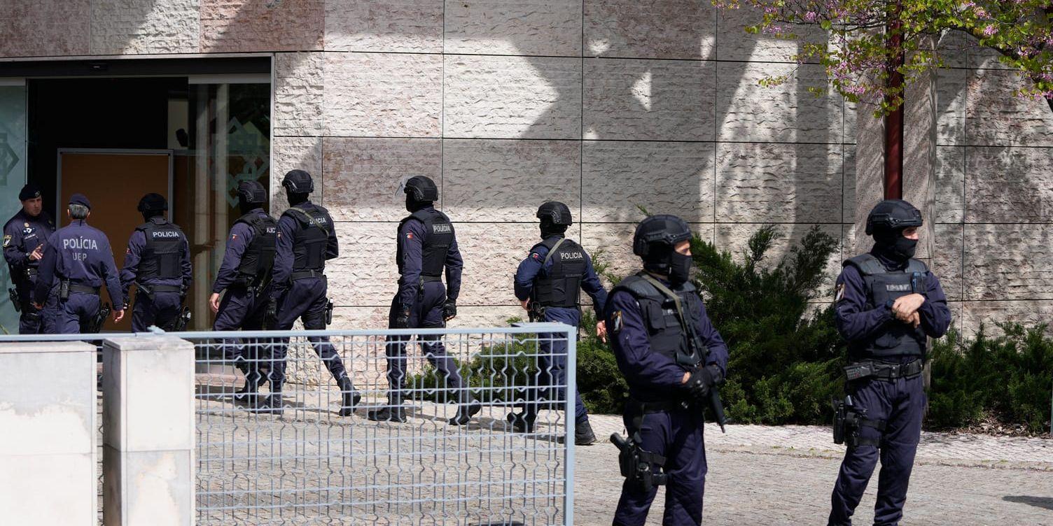 Poliser på plats vid det islamiska center i Lissabon i Portugal där två kvinnor dödades av en knivbeväpnad man på tisdagen.