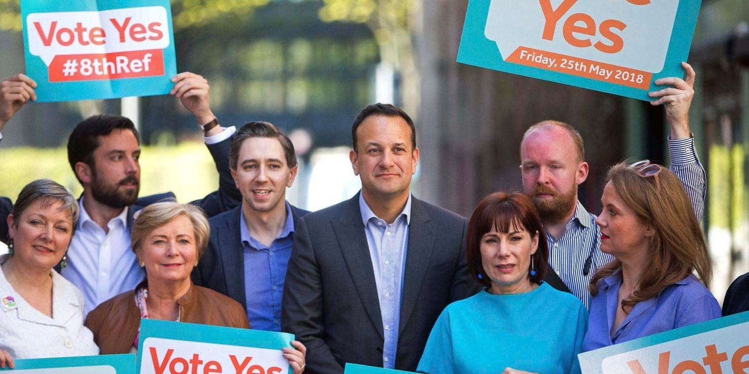 Irlands premiärminister Leo Varadkar, i mitten, har tagit ställning för en liberalisering av landets abortlagar. Här poserar han tillsammans med bland andra hälsominister Simon Harris under en av ja-sidans manifestationer i Dublin i april.
