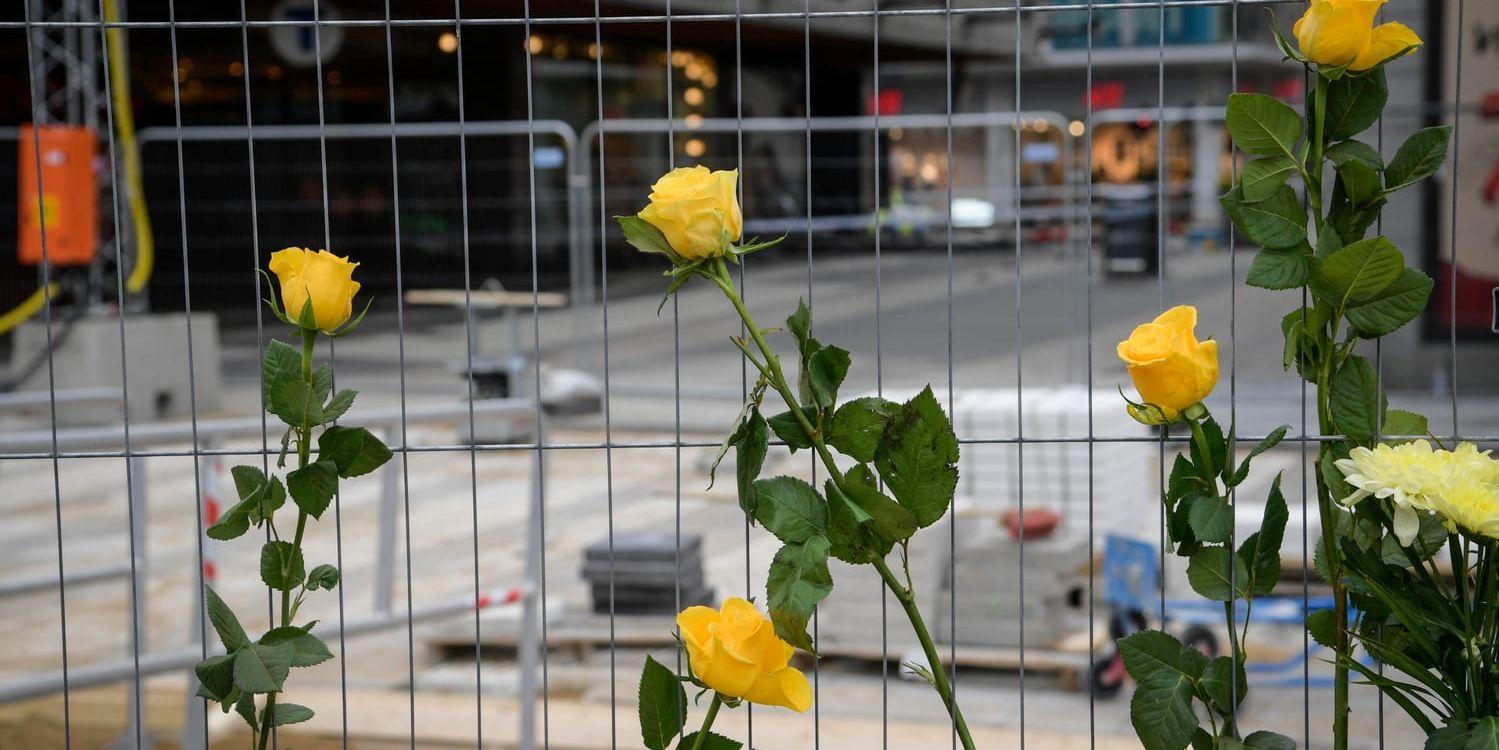 Blommor i närheten av entrén till varuhuset Åhléns, där terroråtalade Rakhmat Akilov kraschade efter lastbilsfärden längs med Drottninggatan. Arkivbild.