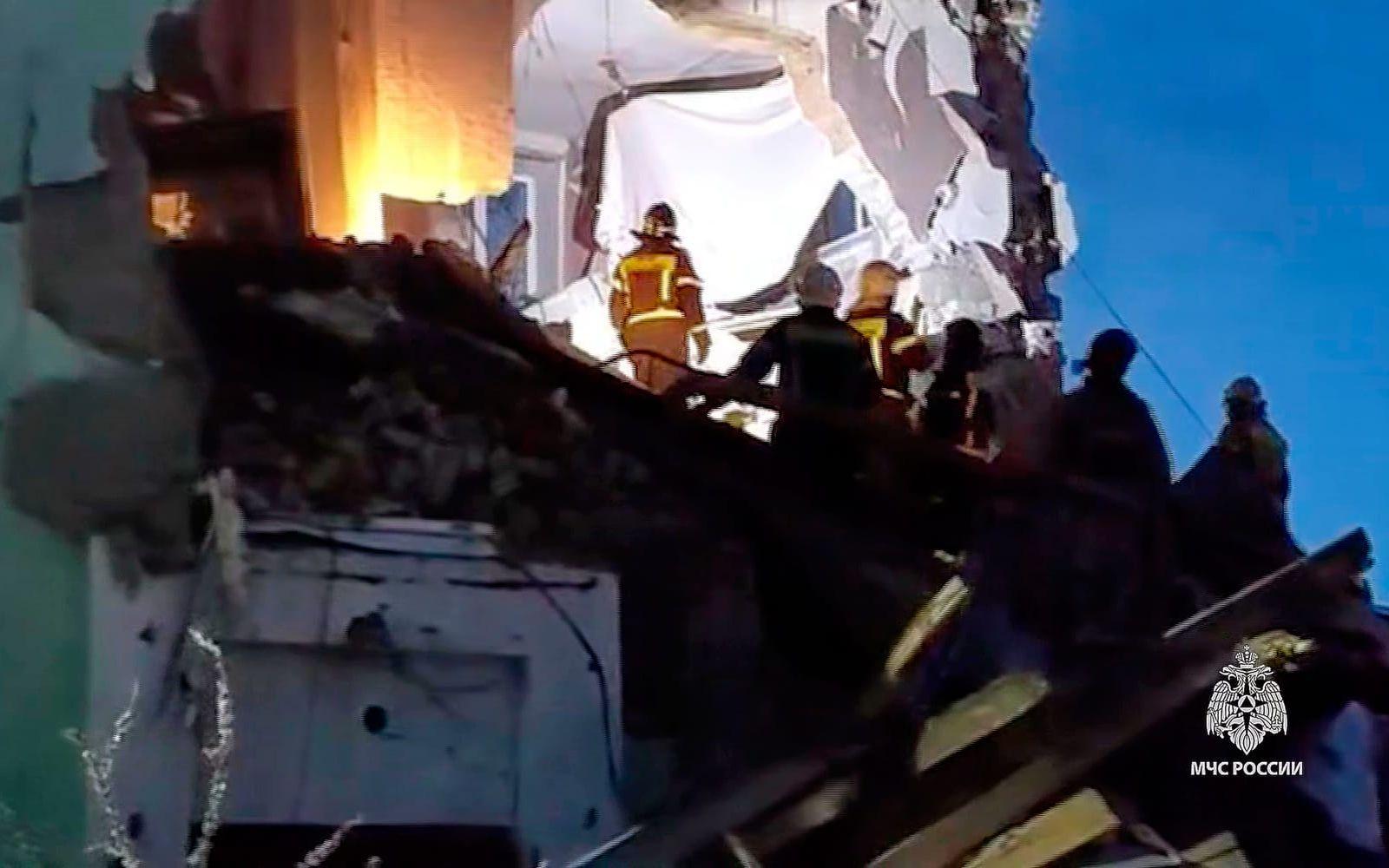 Brand och räddningsarbete efter att en ukrainsk drönare slagit ned i ett flerfamiljshus i Syzran, i regionen Samara, relativt långt in i Ryssland. Bilden togs den 22 april och har distribuerats av ryska myndigheter. 