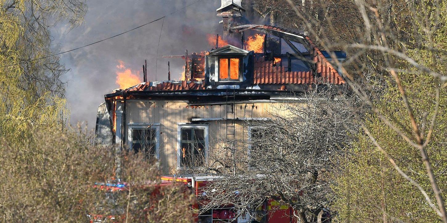 En kraftig brand bröt ut i en herrgård i Norsborg söder om Stockholm. Huvudbyggnaden i herrgården kommer att brinna ner, enligt räddningstjänsten.