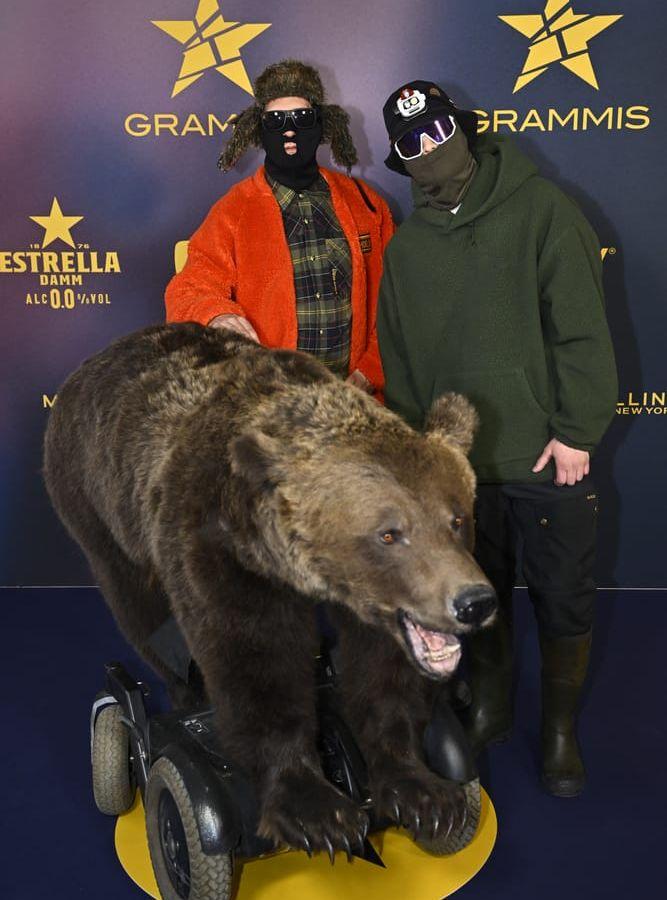 Duon Hooja anlände till Grammisgalan med en radiostyrd björn. 
