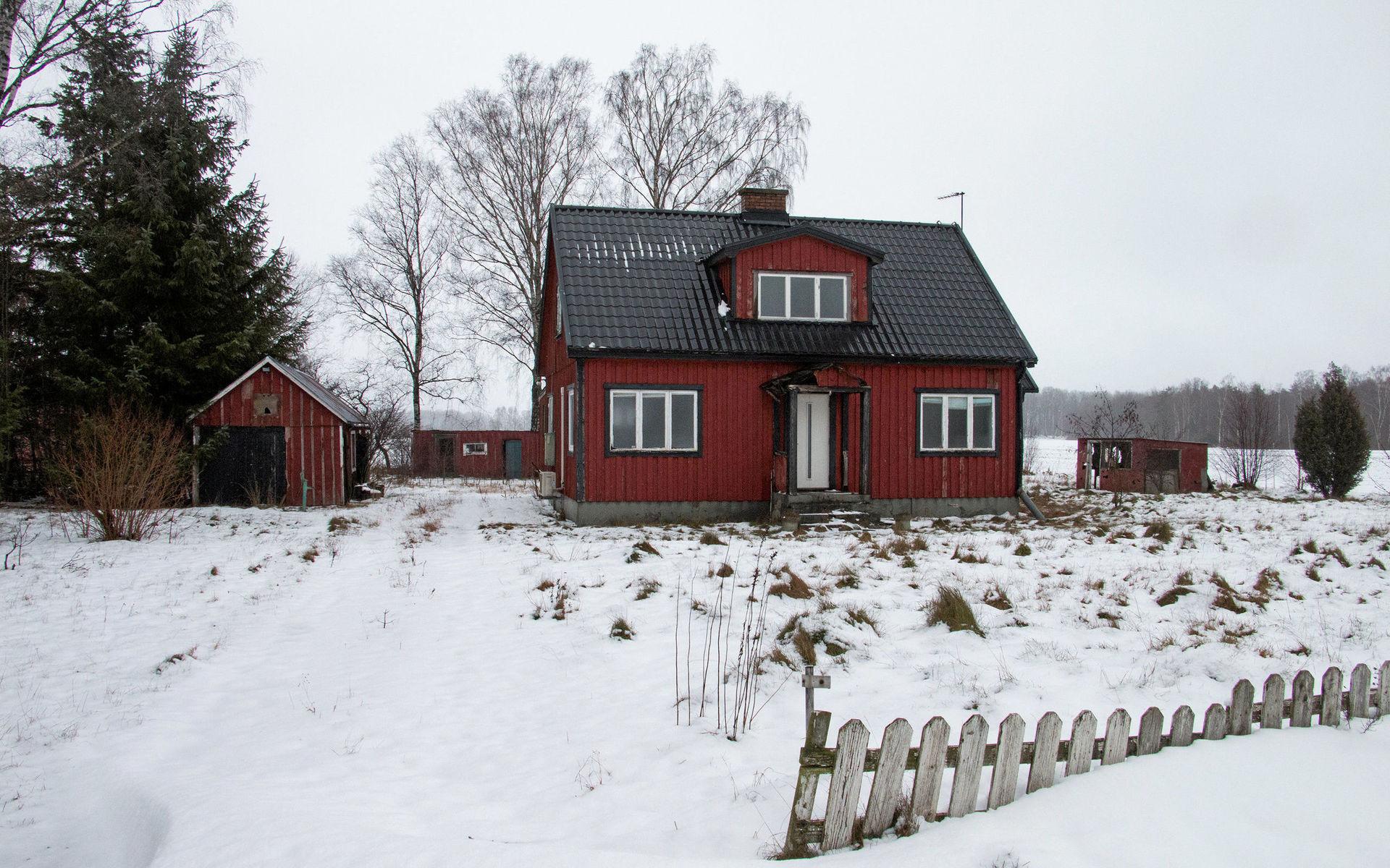 På Kållingevägen 11, granne med Våxtorps industriområde, ligger en kommunägd fastighet med ett rivningshus.