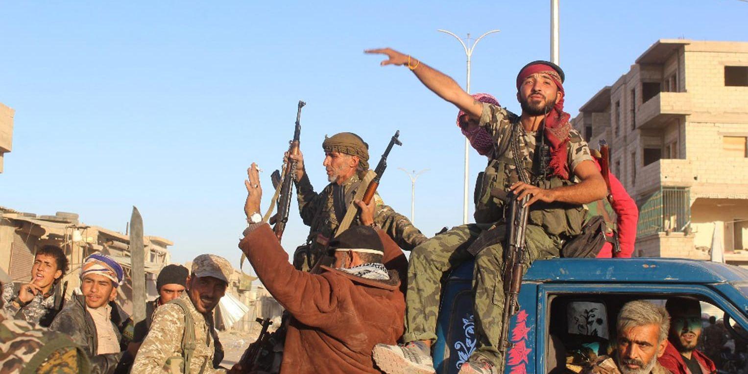Medlemmar i den kurdisk-arabiska alliansen SDF i det tidigare IS-fästet al-Raqqa på måndagen. Bilden har distribuerats av SDF-milisen.