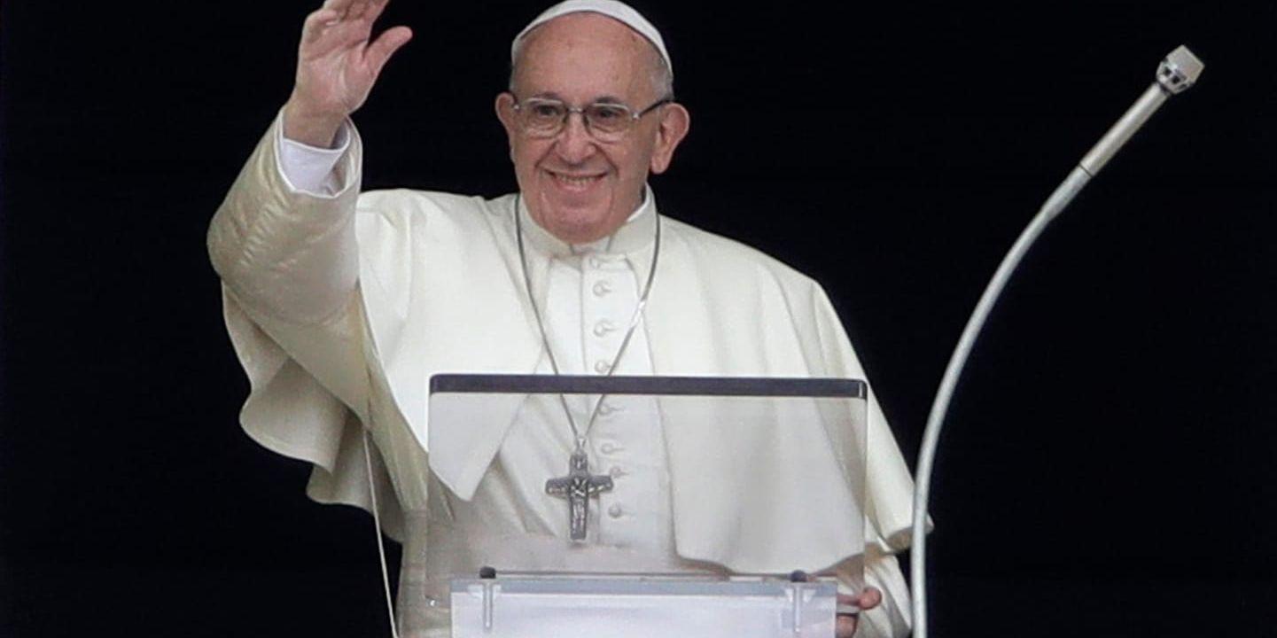 Påve Franciskus välsignar massorna i Vatikanen. Arkivbild.