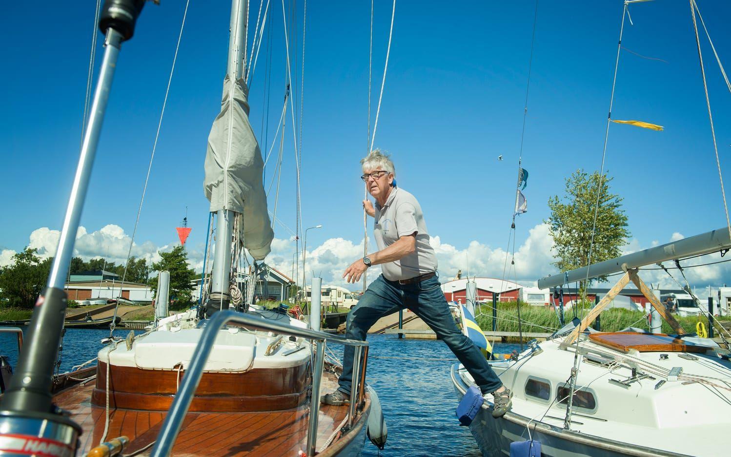 SM-amiral. Svante Svensson är projektledare för SM i folkbåt, som avgörs i Halmstads SS regi till och med lördag. Han tävlar även själv med båten Svea. Bild: Jonatan Bylars