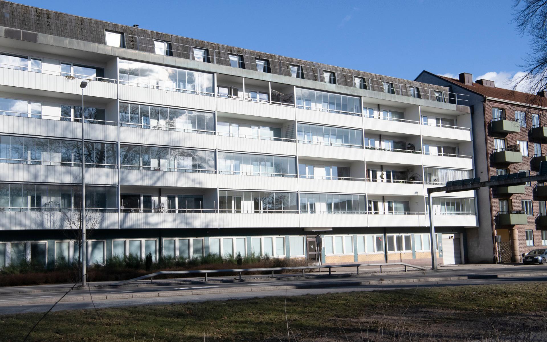 De 41 lägenheterna i det här huset på Badhusgatan säljs nu av HFAB. Huset byggdes 1969 och ligger precis där Järnvägsleden övergår i Norra infartsleden