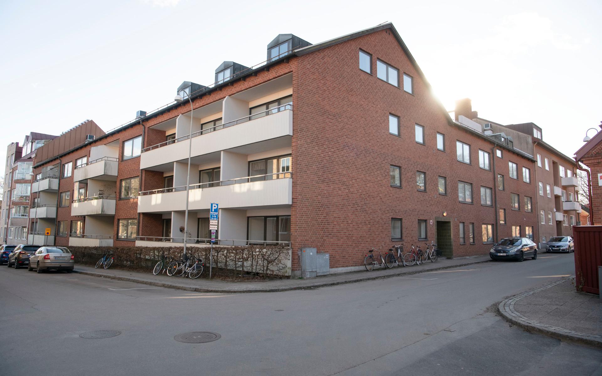 Det här hörnhuset med 30 lägenheter, som är byggt 1973 och har ingång från såväl Bergsgatan som Skolgatan, säljs nu av HFAB.