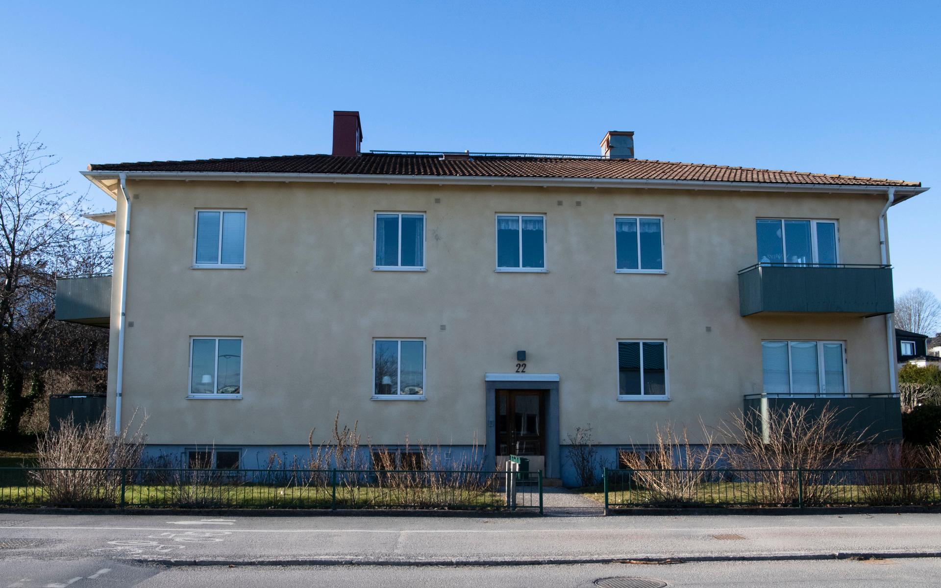 Trots de boendes protester säljer HFAB det här huset med fyra lägenheter på Söndrumsvägen byggt 1948. Huset är HFAB:s minsta och ligger på Rotorpssidan av Järnvägsleden.