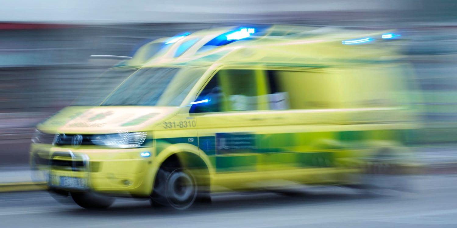 En person har förts till sjukhus i ambulans efter att ha hamnat under en buss vid Odenplan i Stockholm. Arkivbild.