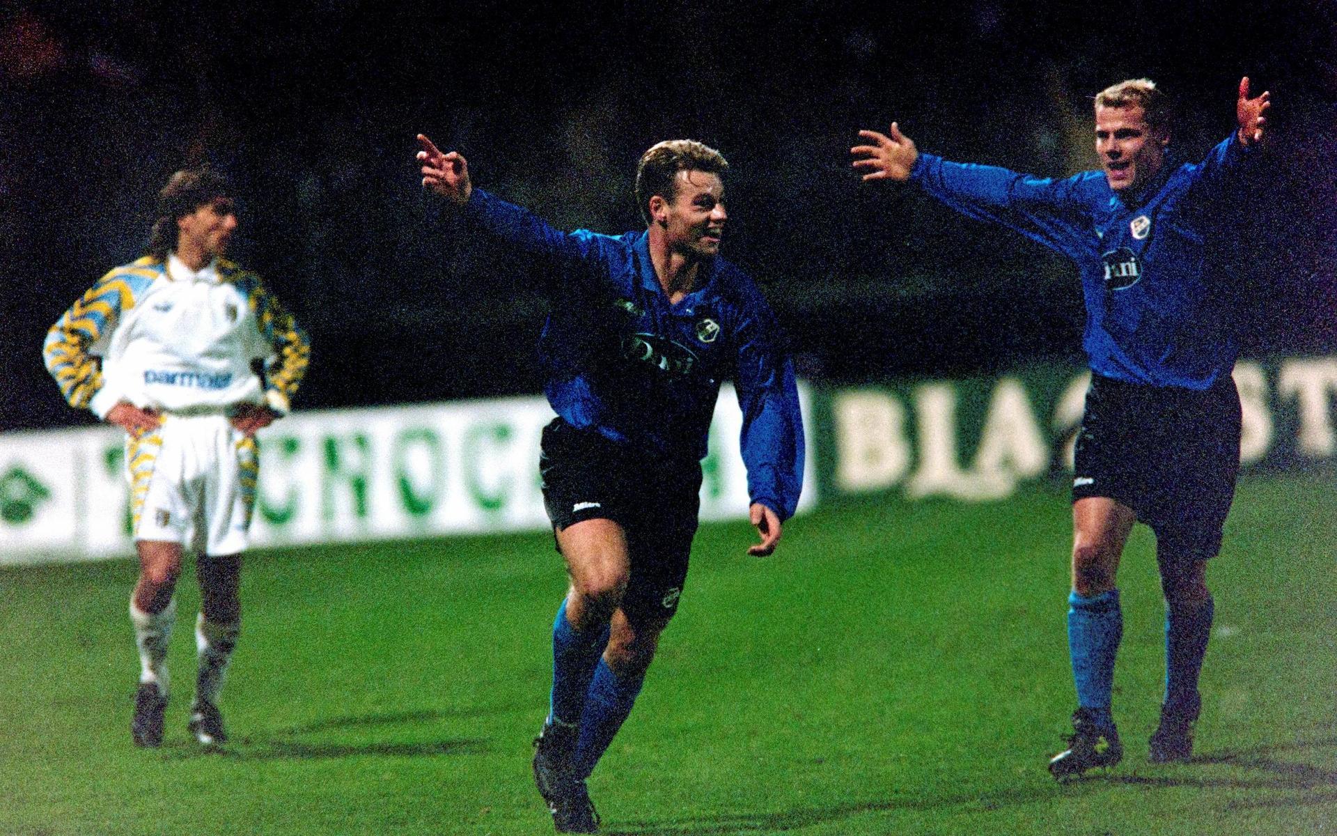 Niklas Gudmundsson jublar efter ett av sina två mål under skrällsegern mot Parma i Cupvinnarcupen 1995.